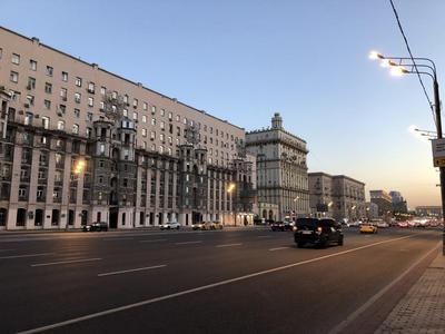 Кутузовский проспект в Москве. Где находится. Показать Кутузовский проспект  на карте Москвы. Кутузовский проспект в районе Поклонной горы. История  Кутузовского проспекта. Начало Кутузовского проспекта. Справа гостиница  Украина. Фото Кутузовского ...