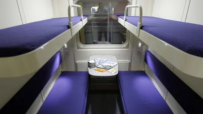 Метро тестирует обновленный поезд «Москва» с мягкими сиденьями и  шестиугольными поручнями