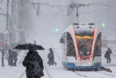 Циклон \"Ваня\" накрыл столицу, трафик на дорогах замедлился: Последствия  снегопада в Москве 15 декабря 2023 - KP.RU