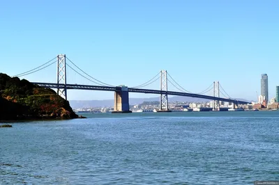 Знаменитый Сан-Франциско Golden Gate Bridge В Калифорнии, Соединенные Штаты  Америки. Вид Форта Point, Залив, Серферов И Красной Висячего Моста,  Соединяющего Фриско Марин Каунти На Закате. Фотография, картинки,  изображения и сток-фотография без роялти.