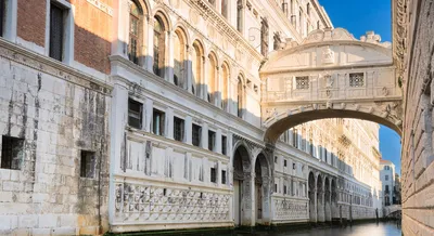 Milan TV - Почему Мост Вздохов так называется? У знаменитого моста Вздохов  очень много названий, это самое распространенное. Но романтичное название  совершенно не соответствует действительности и не имеет ничего общего со  вздохами