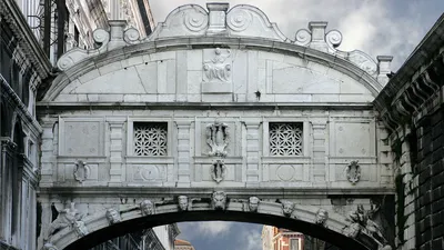 Венеция, Италия - 3 Сентября 2016 Года. Взгляд На Мост Вздохов С Гондолами,  Пробитый Гондольерами На Канале В Венеции 3 Сентября 2016 Года. Фотография,  картинки, изображения и сток-фотография без роялти. Image 73627246