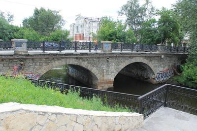 Мэрия Екатеринбурга вернулась к концепции пешеходного моста через городской  пруд - Правда УрФО