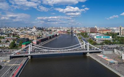 В Москве более 800 мостов. Одни из них соединяют берега, другие проходят  над дорогами, а третьи созданы для прогулок. В каждой из этих категорий  есть уникальные экспонаты. Какие же из столичных мостов самые популярные и  необычные?