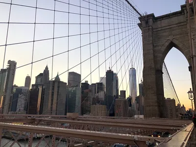 Вид с воздуха на Нью-Йорк с видом на Бруклин. Бруклинский мост (внизу) и  Манхэттенский мост показаны пересекающими Ист-Ривер - Библиотека Конгресса  Поиск в мировом общественном достоянии