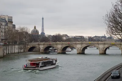 Париж, Франция, 1 апреля 2017 года: Парижский мост Мосты Парижа над Синой,  в прекрасный облачный день Не меньше Редакционное Изображение - изображение  насчитывающей центрально, наследие: 158640380