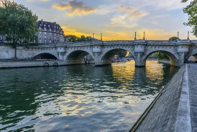 Мосты Парижа через Сен-Ривер Редакционное Фотография - изображение  насчитывающей лево, выпуклины: 159626242