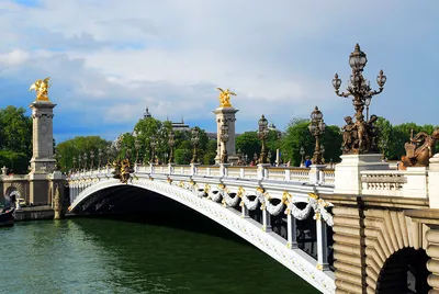 Почему самый красивый мост Парижа носит имя российского императора  Александра III