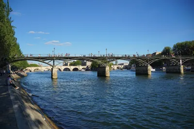 Париж, Франция, 30 марта 2017 года: Парижский мост Мосты Парижа над Синой,  в прекрасный облачный день Не меньше Редакционное Фотография - изображение  насчитывающей известно, назначения: 158631552
