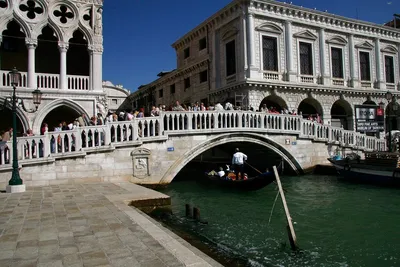 Каналы и мосты Венеции редакционное стоковое изображение. изображение  насчитывающей выпуклины - 74586169