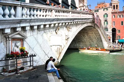 ВЕНЕЦИЯ - 12 Декабря: Мост Риальто (Ponte Di Rialto) Вечером С Туристами 12  Декабря 2012 Года В Венеции. Это Старейший И Один Из Четырех Мостов  Гранд-канал В Венеции. Фотография, картинки, изображения и