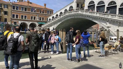 Красивые мост и канал в Венеции, Италии Редакционное Стоковое Изображение -  изображение насчитывающей мечтать, известно: 126037844