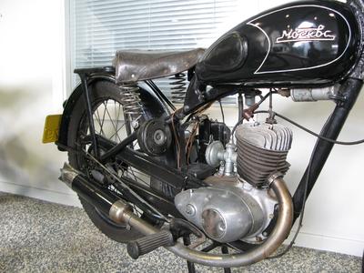 В Москве показали «раздетый» мотоцикл Aurus Merlon. Сталь заменили  силумином для облегчения конструкции