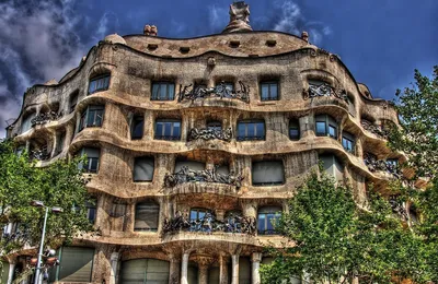 Дом Мила Гауди в Барселоне