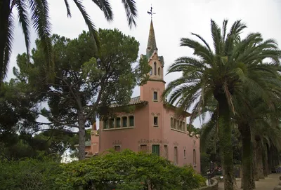RamonSoler - Дом-музей Гауди в Барселоне – небольшой двухэтажный особняк,  который находится в парке Гуэль. Здесь архитектор жил с 1906 года в течение  почти 20 лет. Сейчас здание открыто для посещения, и