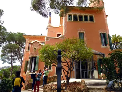 Дом-музей Гауди в Барселоне. Фото дома архитектора Гауди в Испании