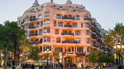 Знаменитый волнистый дом Гауди в Барселоне | Лаперуз