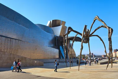 Музей Гуггенхайма в Бильбао - важная сокровищница современного искусства,  пример архитектуры деконструктивизма