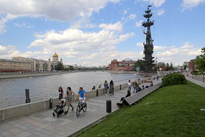Красивые набережные в московских парках: где погулять у воды