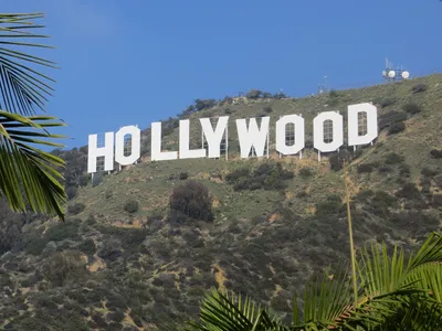 Знак Hollywood Голубом Фоне Неба Всемирно Известная Достопримечательность  Сша Лос – Стоковое редакционное фото © mulevich #255114268