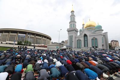 Московские мусульмане совершили пятничный намаз на улице в морозную метель  - IslamNews