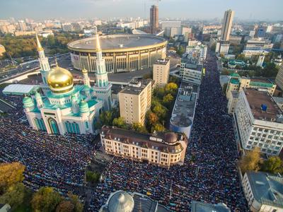 РБК on X: \"Фотография дня: праздничный намаз по случаю праздника  жертвоприношения Курбан-байрам у Соборной мечети Москвы. © ТАСС  http://t.co/y8f8Ad26UR\" / X