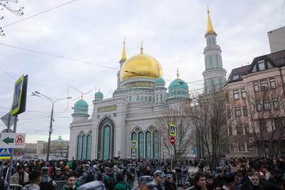Соборная мечеть не вместила всех желающих совершить праздничный намаз -  Мослента