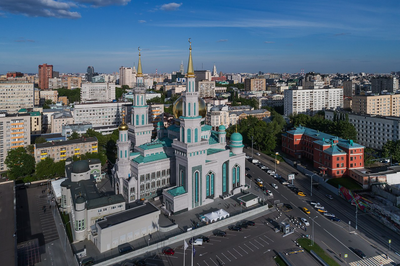 Десятки тысяч мусульман в Москве совершили намаз в Курбан-байрам - ТАСС