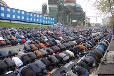 Как в Москве мусульмане отмечают Ураза-байрам: фото, видео, что происходит  у столичных мечетей - 21 апреля 2023 - МСК1.ру