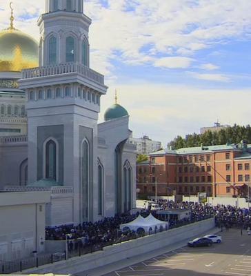 Ураза-байрам в Москве отпраздновали 150 000 мусульман - Delfi RU