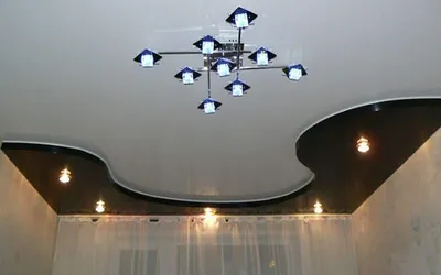 Натяжной двухуровневый потолок с двумя контурами LED-подсветки, по одному  для каждого уровня и оригинальной люстрой в центре