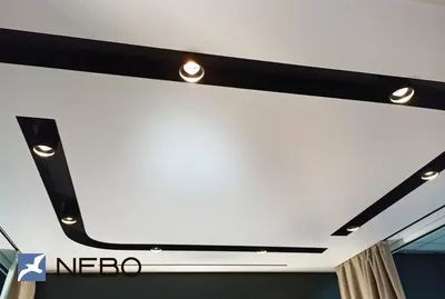 Натяжной потолок с парящими линиями и светильниками