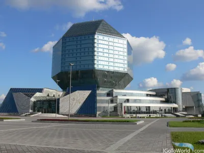 Фотофакт: Национальная библиотека Беларуси окрасилась в цвета канадского  флага