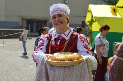 В канун Нового года ведущие кулинарно-исторического шоу «Белорусская кухня»  приготовят пирог с розами