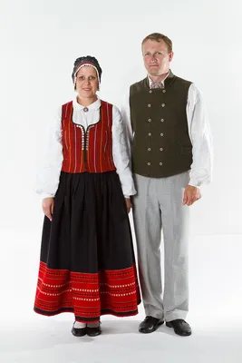 Что представляет собой латышский народный костюм