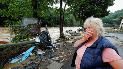 Наводнение разрушает города в Германии: затоплены жилые районы, потоки  смывают машины на своем пути