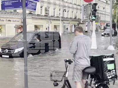 Серьезный потоп в Москве \"взорвал\" соцсети - Российская газета