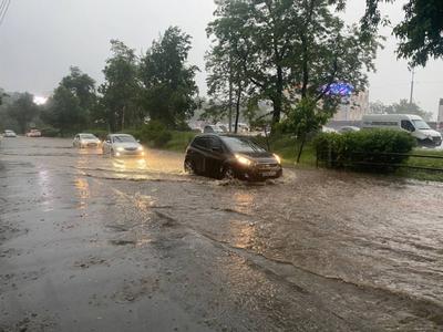 Москву снова накрыли ливни — показываем последствия: затопило дороги и  улицы, дворы в воде, машины тонут - 2 августа 2023 - МСК1.ру