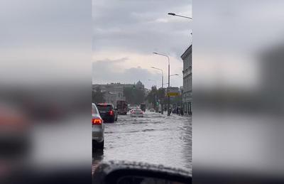 Затопленное метро и таксист на крыше: на Москву обрушился мощный ливень