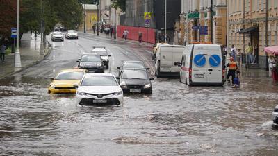 Москва ушла под воду: затопленные улицы, застрявшие в колесе обозрения  люди, жители на лодках | STARHIT