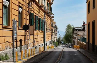 Улицы Неаполь редакционное фотография. изображение насчитывающей туризм -  78899172