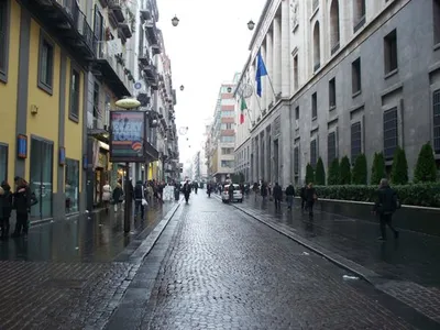 Улица в историческом центре города Неаполь, Италии Редакционное Стоковое  Фото - изображение насчитывающей небо, мотовелосипеды: 77577798