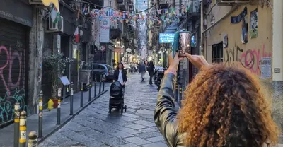 Старая Улица В Неаполе С Видом На Везувий — стоковые фотографии и другие  картинки Неаполь - Неаполь, Улица, Большой город - iStock