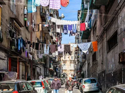 Неаполь, Италия 30-ое октября 2019 : Старые грязные улицы деятельности  людей, Неаполь Редакционное Стоковое Фото - изображение насчитывающей  редакционо, пакостно: 181655013