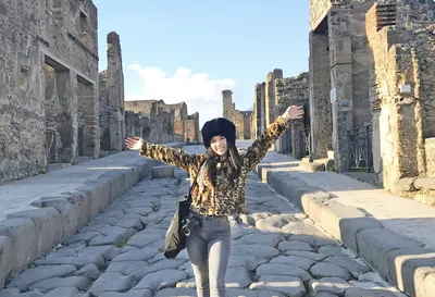 How To Get From Naples to Pompeii - Tourist Italy
