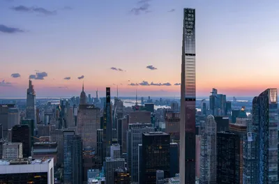 В самый известный небоскреб Нью-Йорка врезался беспилотник // Новости НТВ
