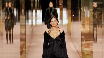 Неделя моды в Париже: Кайли Дженнер — в первом ряду, Кендалл Дженнер, Ирина  Шейк, Шалом Харлоу — на подиуме на показе Schiaparelli