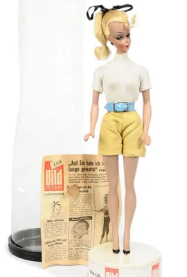 Винтажная немецкая кукла сувенирную продукцию в традиционном представлении  со стороны организации, по всей вероятности, в швейцари Стоковое Фото -  изображение насчитывающей юбка, мило: 211425978