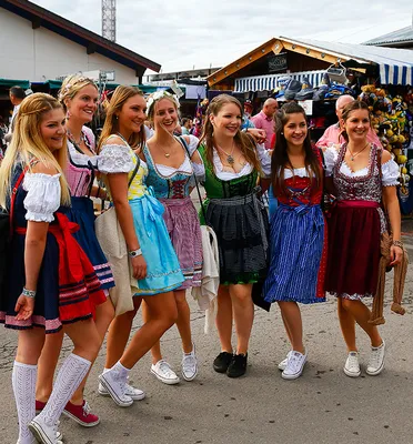 Работа в Германии - Ihr hupt, wir trinken!😅 ⠀ Немецкая молодёжь очень  любит эту игру, называется она «Ihr hupt, wir trinken“, дословно «Вы  сигналите, мы пьём!» ⠀ Собираются обычно компанией и выходят