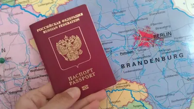 Печать визы в большом плане паспорта. Немецкая гостевая виза средств. Вид  макротипа шенгенские визы для туризма и путешествий в ес Стоковое Фото -  изображение насчитывающей вход, деталь: 172937434